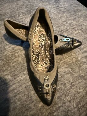 Kathy Van Zeeland Black and Taupe Pointed kitten heels